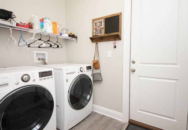 Building Photo - Newer Home in Valparaiso