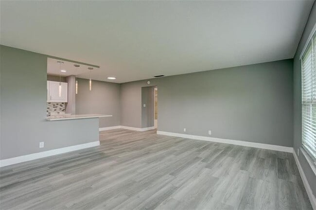 Building Photo - 185 N High Point