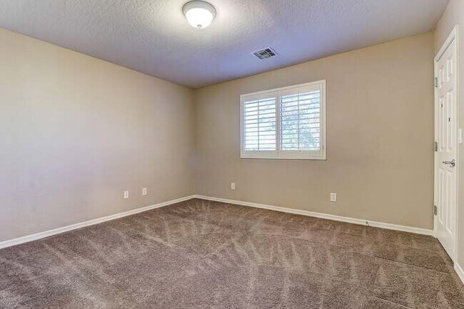 Building Photo - Beautiful 3 bedroom