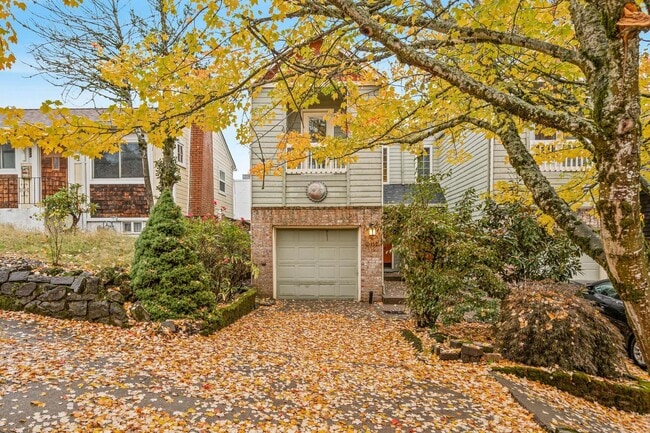 Building Photo - Unique 3-bdrm/2.5-bath duplex w/ A/C—Priva...