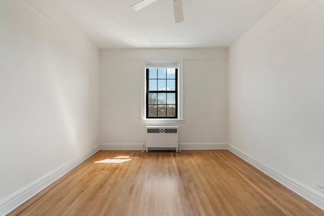 Building Photo - 14 N Chatsworth Ave