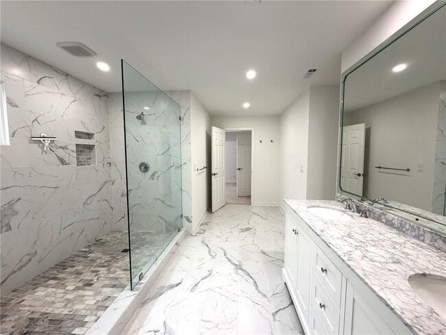 Building Photo - 4865 Chesterfield Ct