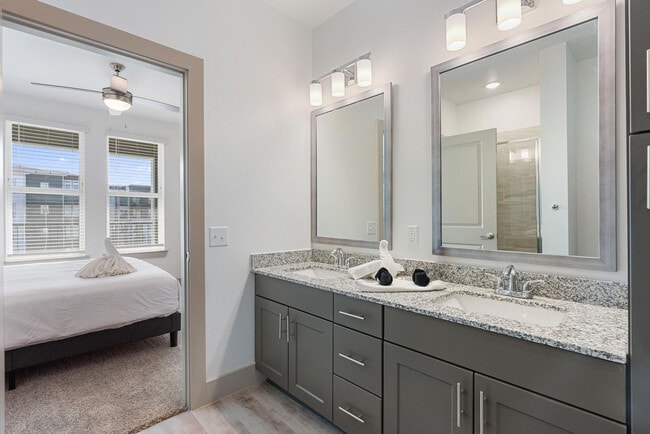 Building Photo - 12100 1/2 Ferrystone Glen Dr