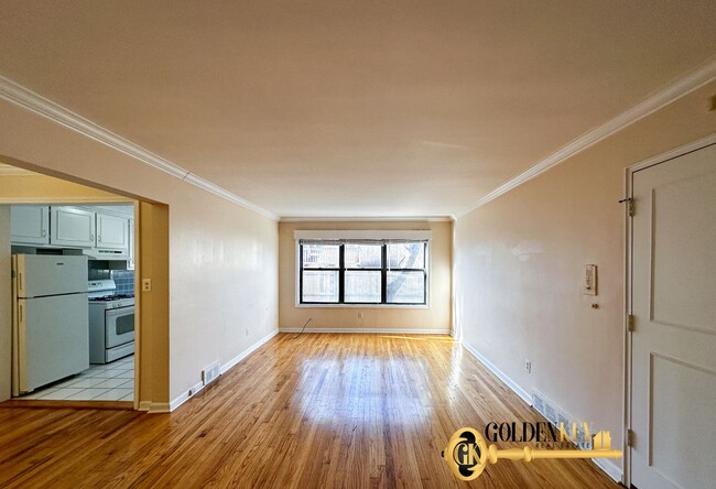 Building Photo - Newly Updated Spacious 2 bedroom Flat in R...