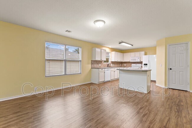Building Photo - 5132 Columbia Dr