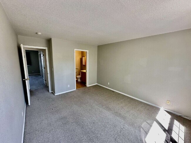Building Photo - Available Immediately! Charming and cozy townhome in Thornton!