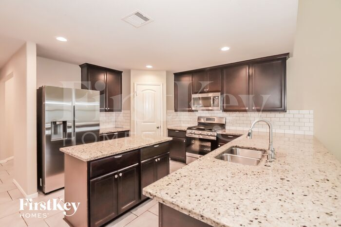 Building Photo - 8011 Carillon Way