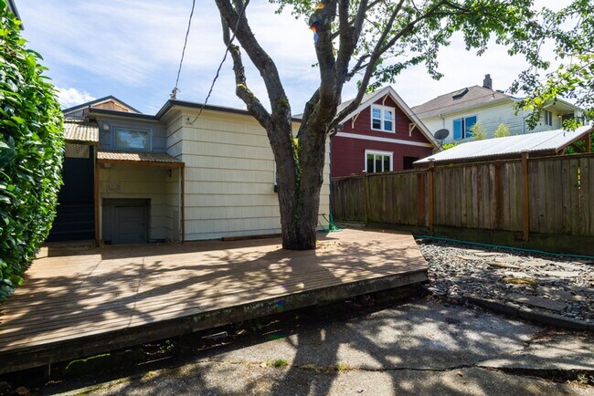 Building Photo - 2bd/1ba Seattle Home