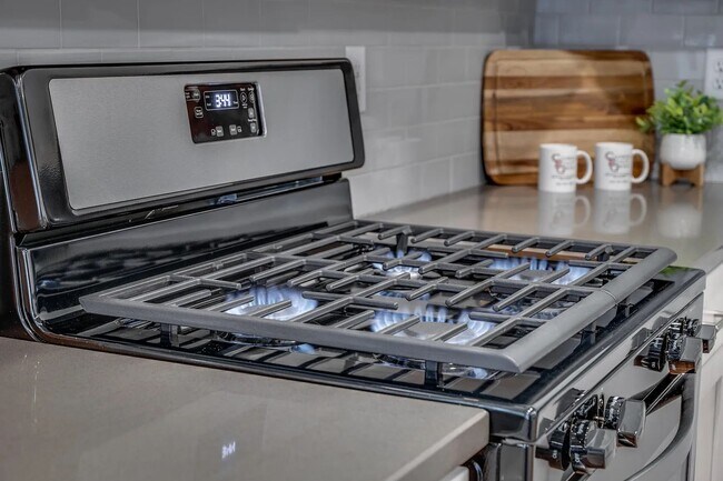 Building Photo - Beautiful Newer Model Home with Open Floor Plan, A/C & Fenced Yard!