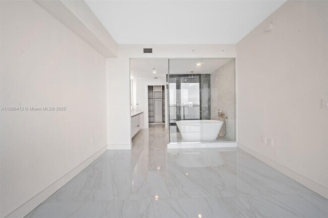 Building Photo - 700 NE 24th St