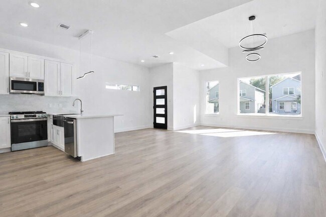 Building Photo - 8137 Cabot St