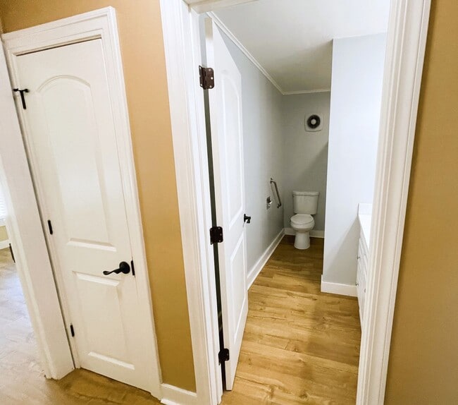 Building Photo - 5250 Whispering Creek Dr