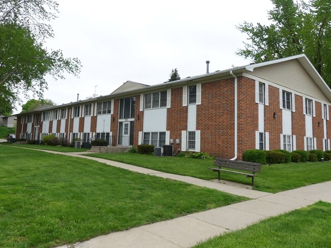 Exterior - Colonial Square Apartments