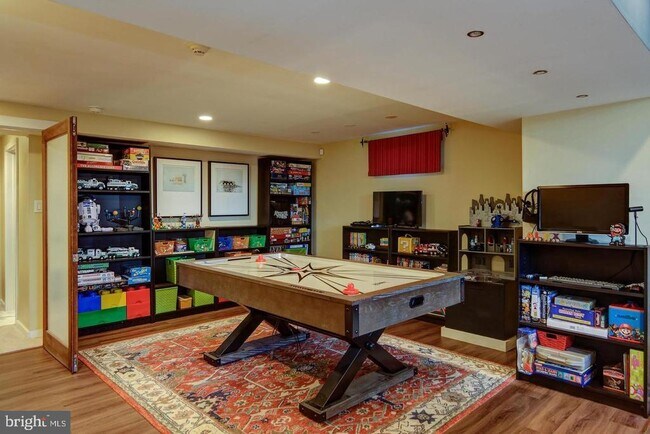 Building Photo - 1127 Winding Dr