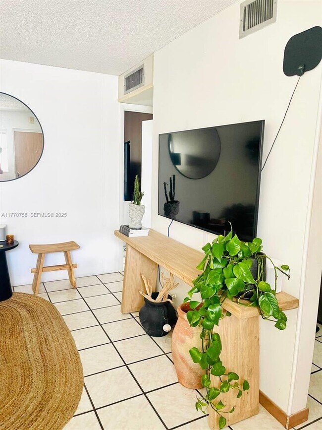 Building Photo - 1580 West Ave