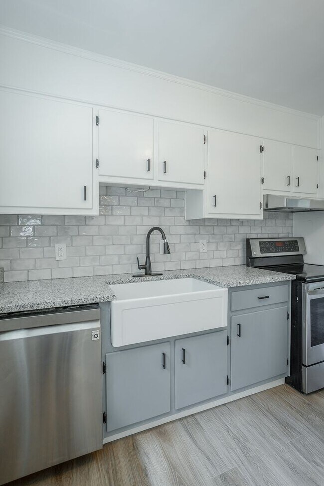 Building Photo - Spacious House in Hixson