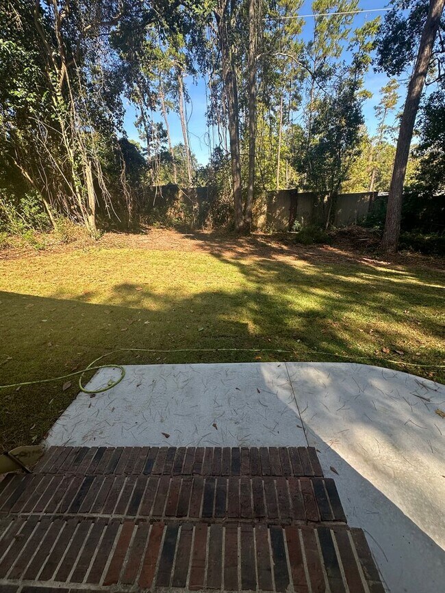 Building Photo - Newly remodeled 4/2 in the Eastgate Commun...