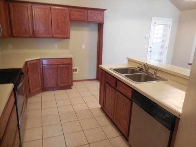 Building Photo - 4 Bedroom home