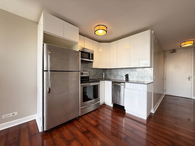 Building Photo - 4343 N Clarendon Ave