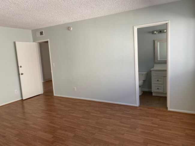 Building Photo - 5354 Lindley Ave