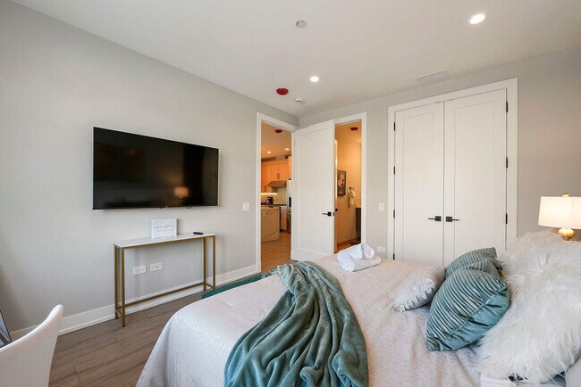 Building Photo - 2344 W Polk St