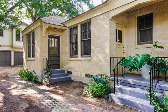 Building Photo - 3812 Duval St