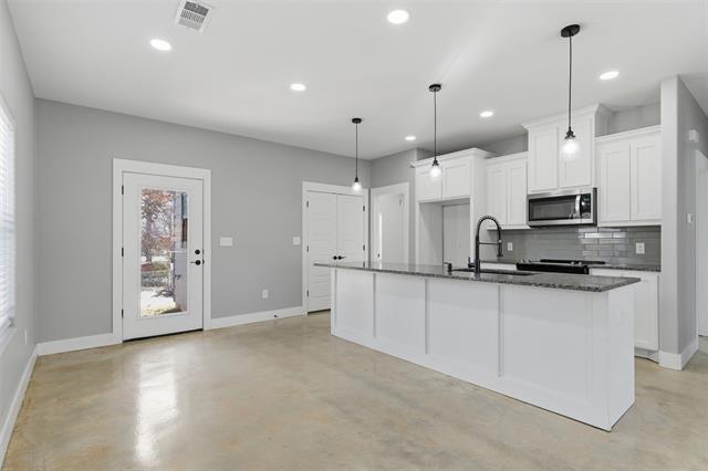 Building Photo - 1004 W Hanna St