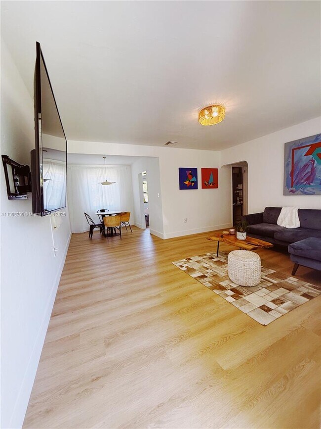 Building Photo - 1075 NE 120th St