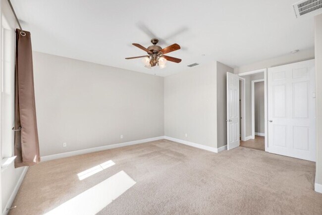 Building Photo - Townhouse - Beautiful 4bdrm, 3 bath - Rocklin