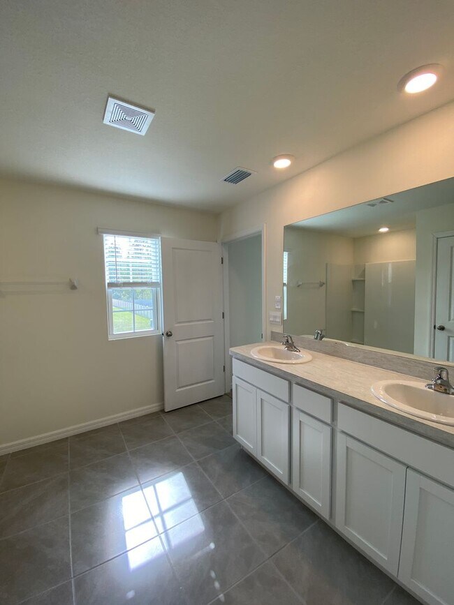 Building Photo - Avalon Woods 4/3/2 ***WON'T LAST***