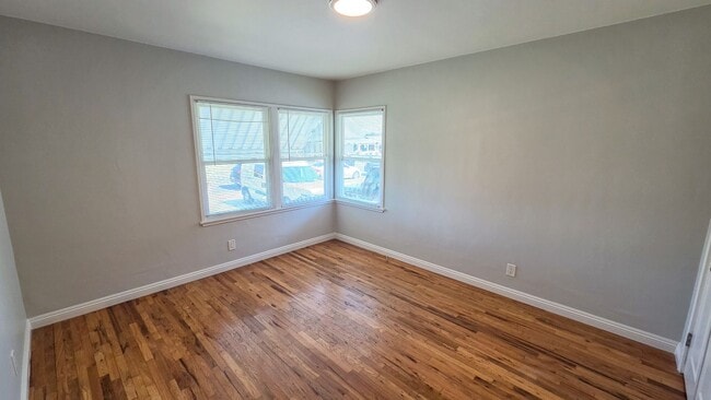 Building Photo - Beautiful 3 Bed 1 Bath House With Double Garage Available Now!