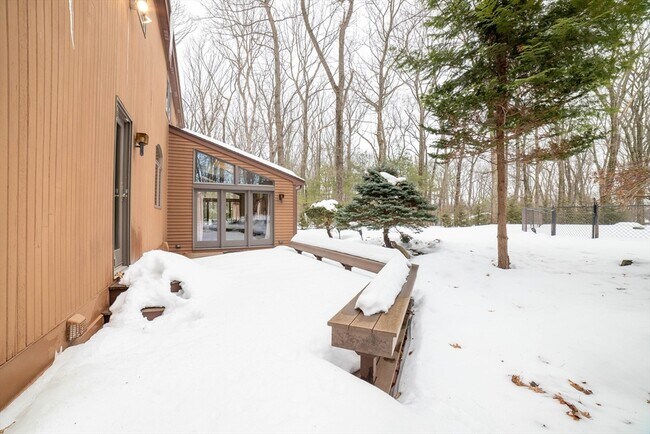 Building Photo - 160 Floral St