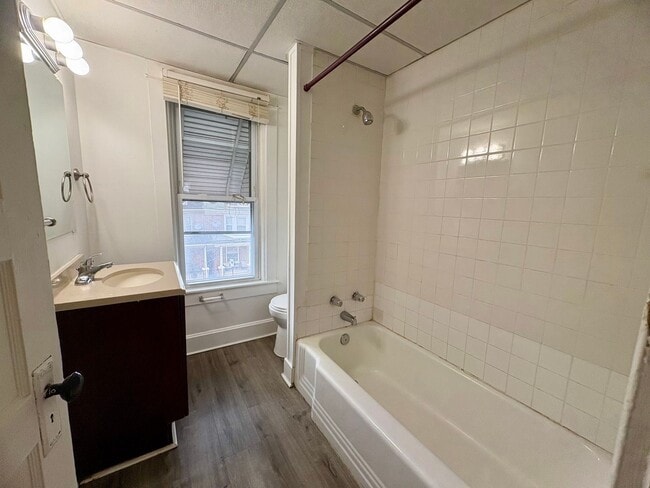 Building Photo - 3 Bedroom 1 Bathroom in Lancaster City!