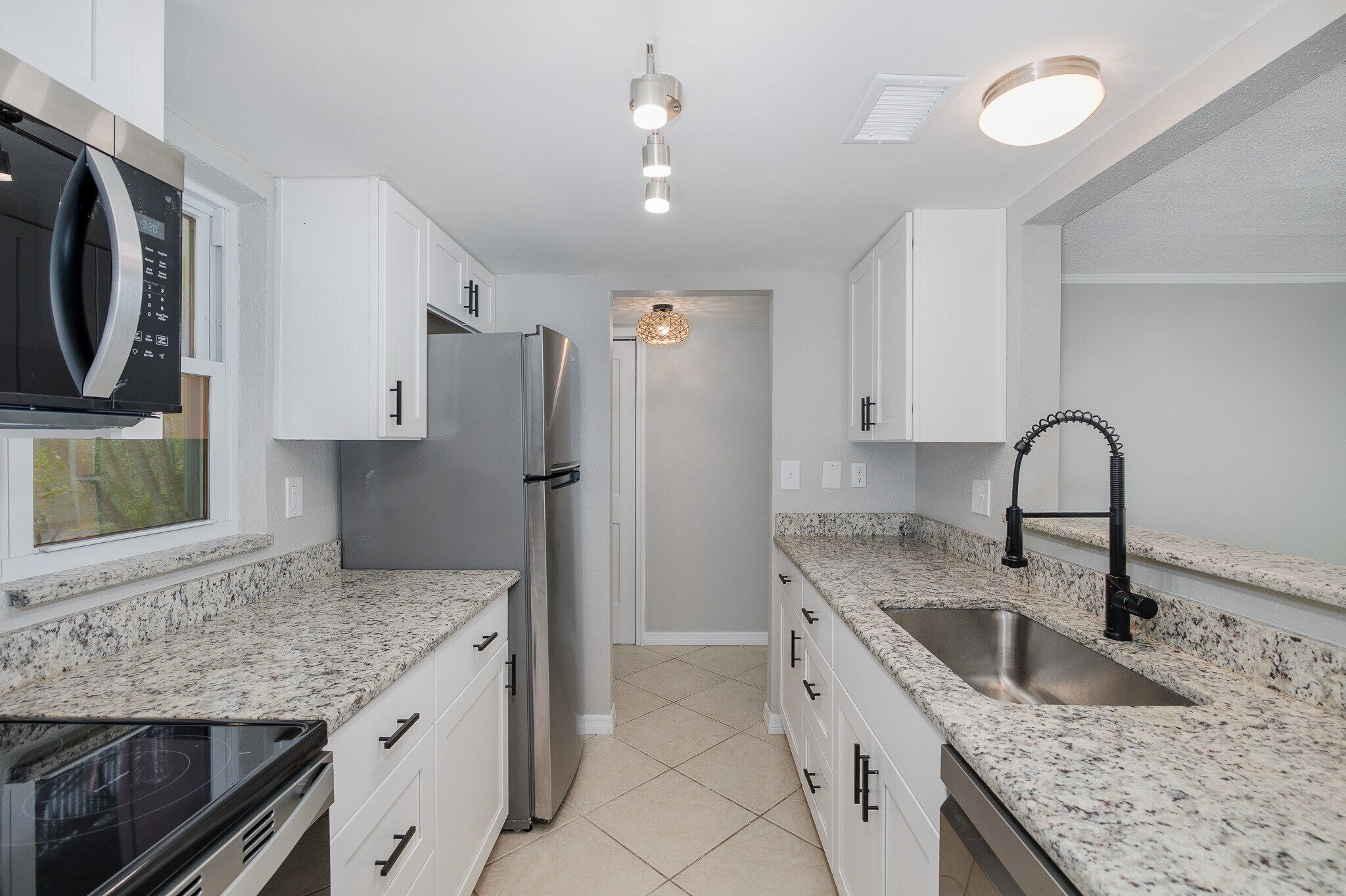 Building Photo - 464 N Paula Dr