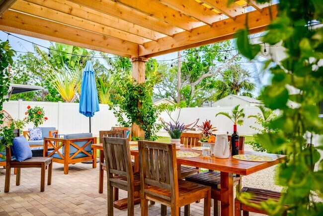 Building Photo - Coastal 3-Bedroom Home Just 5 Blocks from Madeira Beach!