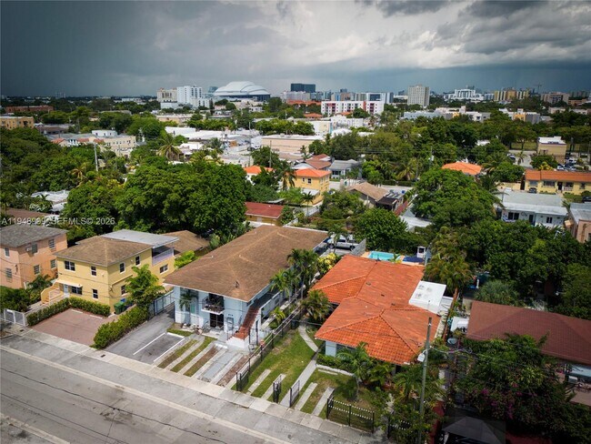 Building Photo - 979 SW 10th St