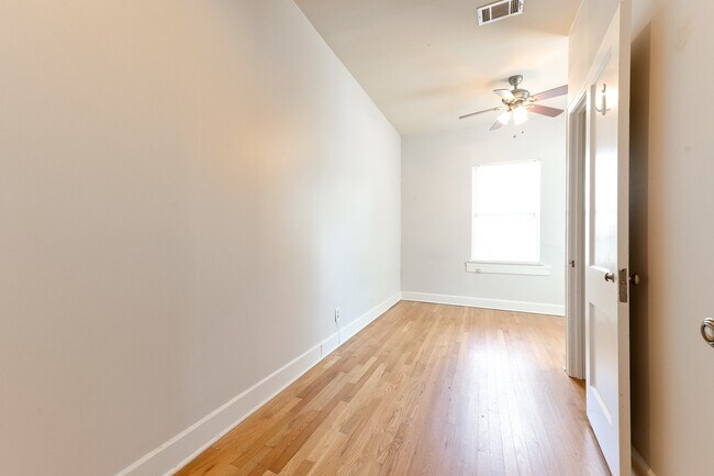Building Photo - 910 E 38th St