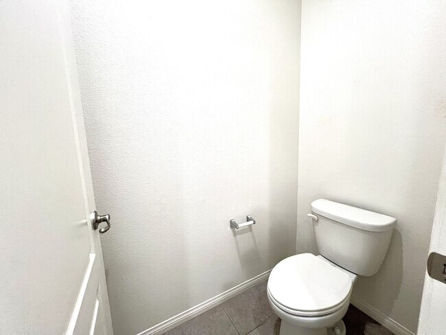 Building Photo - Modern Eastvale Home | 3 Bed | 2.5 Bath | 2-Car Garage | Pool & Gym | Solar Panels