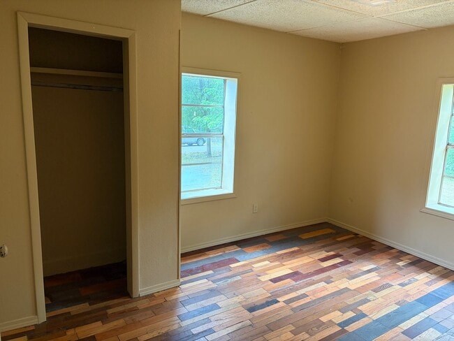 Building Photo - Charming 4-bedroom, 1-bath home located in the heart of Van Buren featuring a spacious layout, ha...