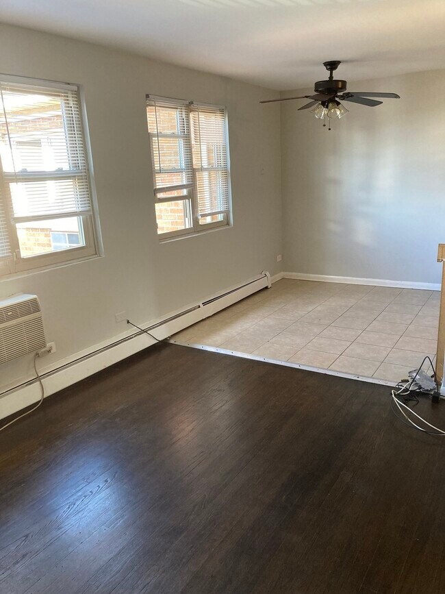 Building Photo - 2420 W Berwyn Ave