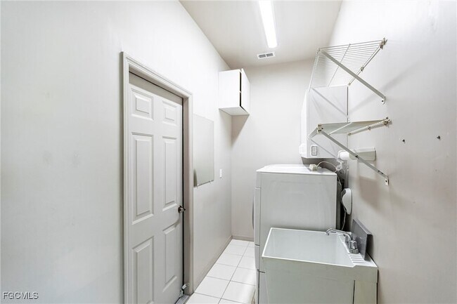 Building Photo - 8361 Trentwood Ct