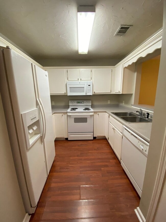 Building Photo - 3 bedroom 2 bath townhome in Towne Park