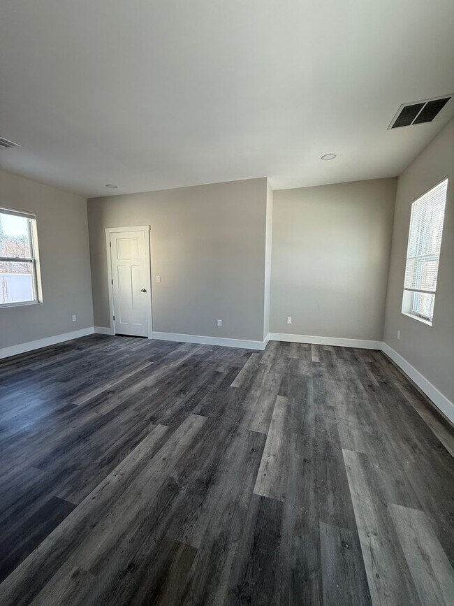 Building Photo - Newly Renovated 2 bedroom in Lincoln- Larimer