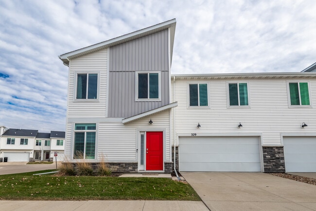 Building Photo - 329 NE Otter Dr