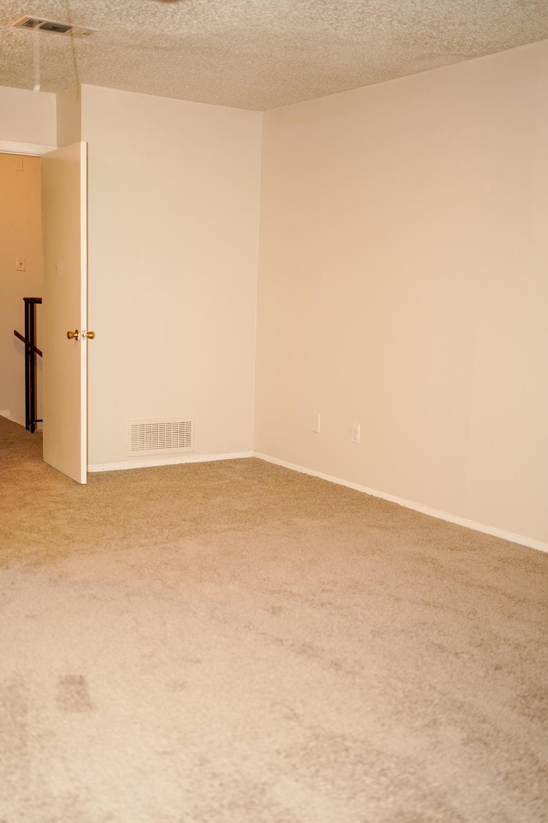 Building Photo - Room in House on Corona Dr