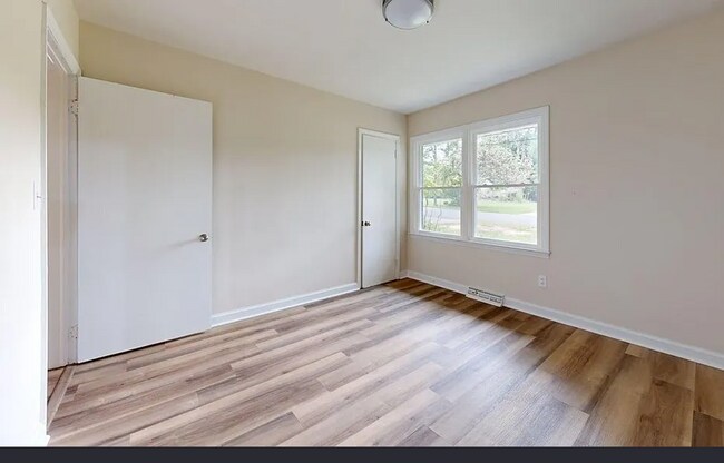 Building Photo - 3 Bed 2 Bath Home