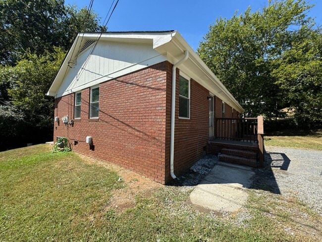 Building Photo - 526 W 13th St