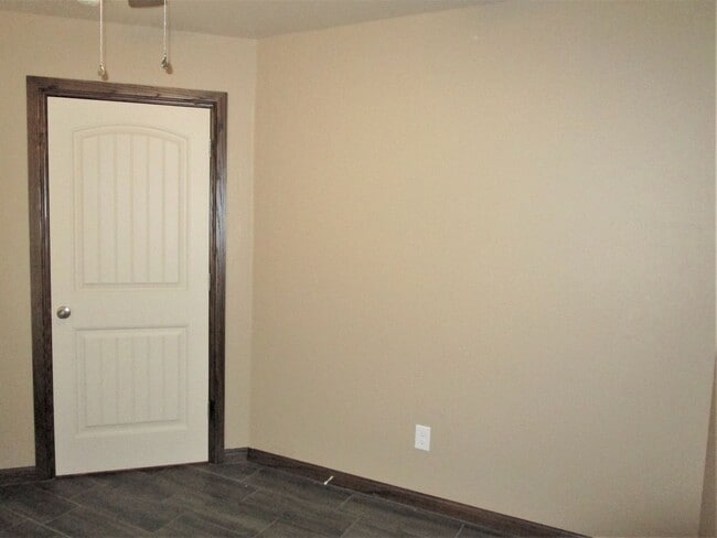 Building Photo - Like New!  3 bedroom 2 bath 2 car garage!