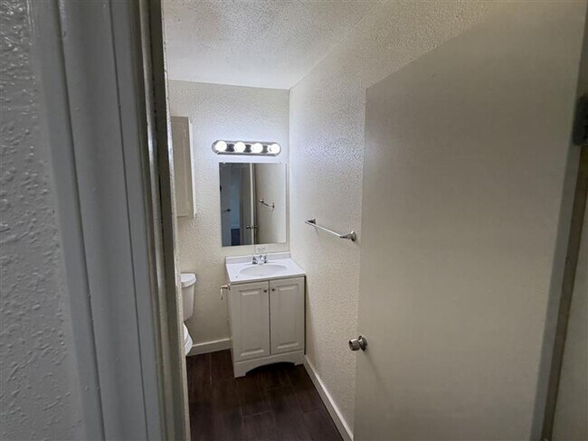 Building Photo - SPACIOUS 3/2.5 TOWN HOME