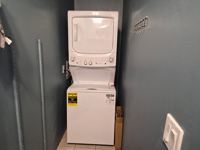 Building Photo - 27 Oakwood Dr